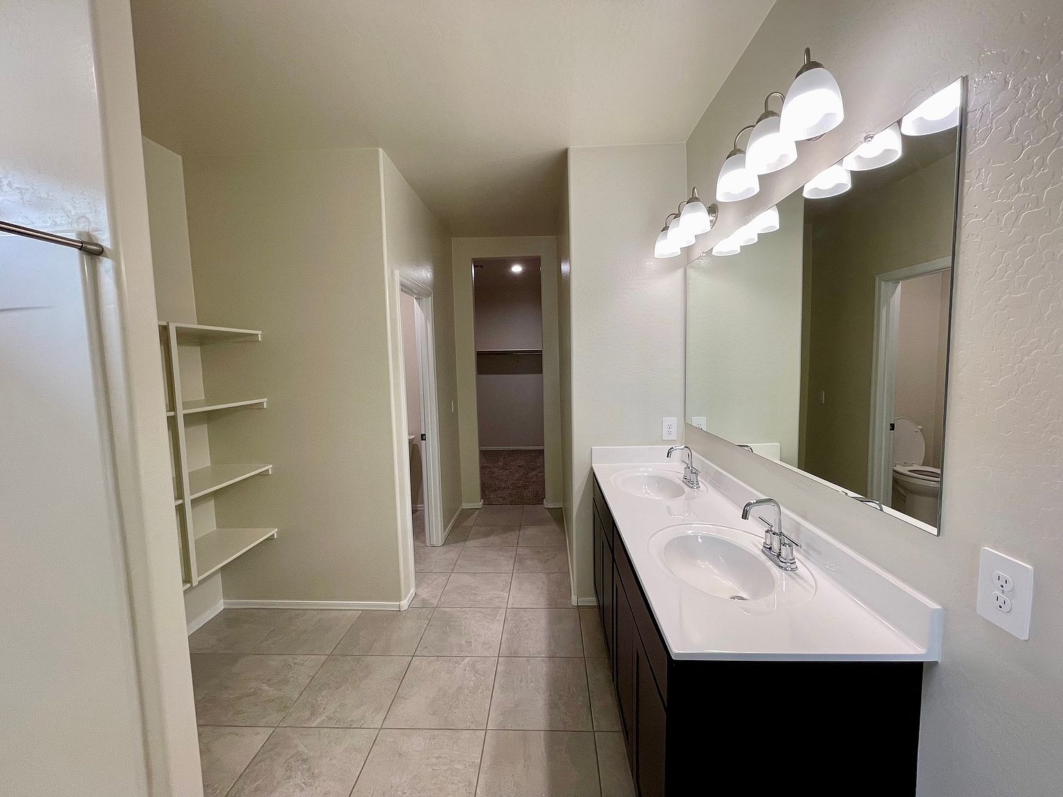 18563 W Desert Hollow Dr photo 4