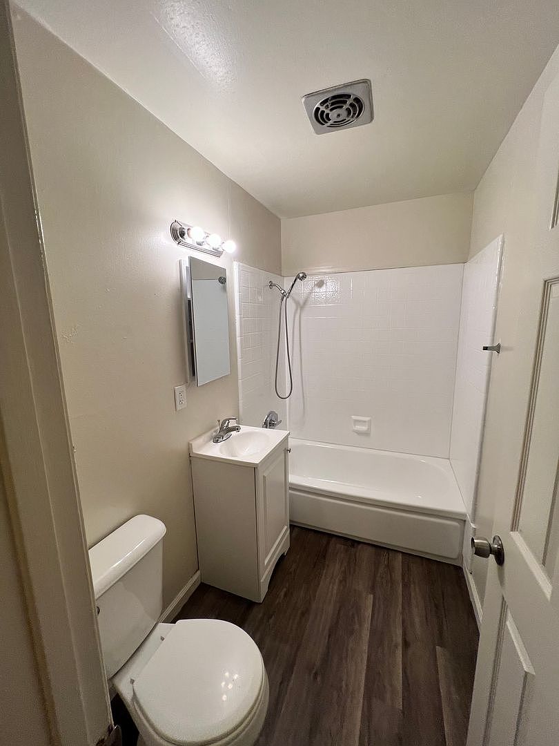 2 beds  1.0 baths (950 sqft) photo 3