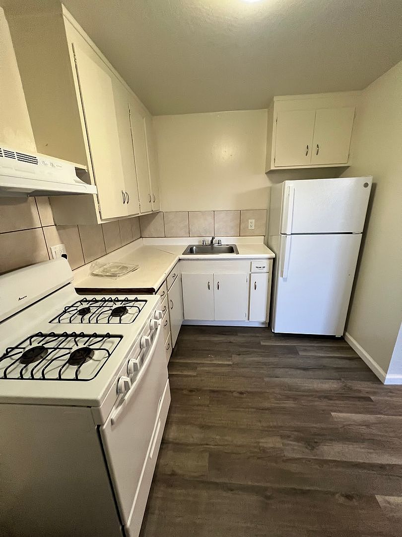 2 beds  1.0 baths (950 sqft) photo 2