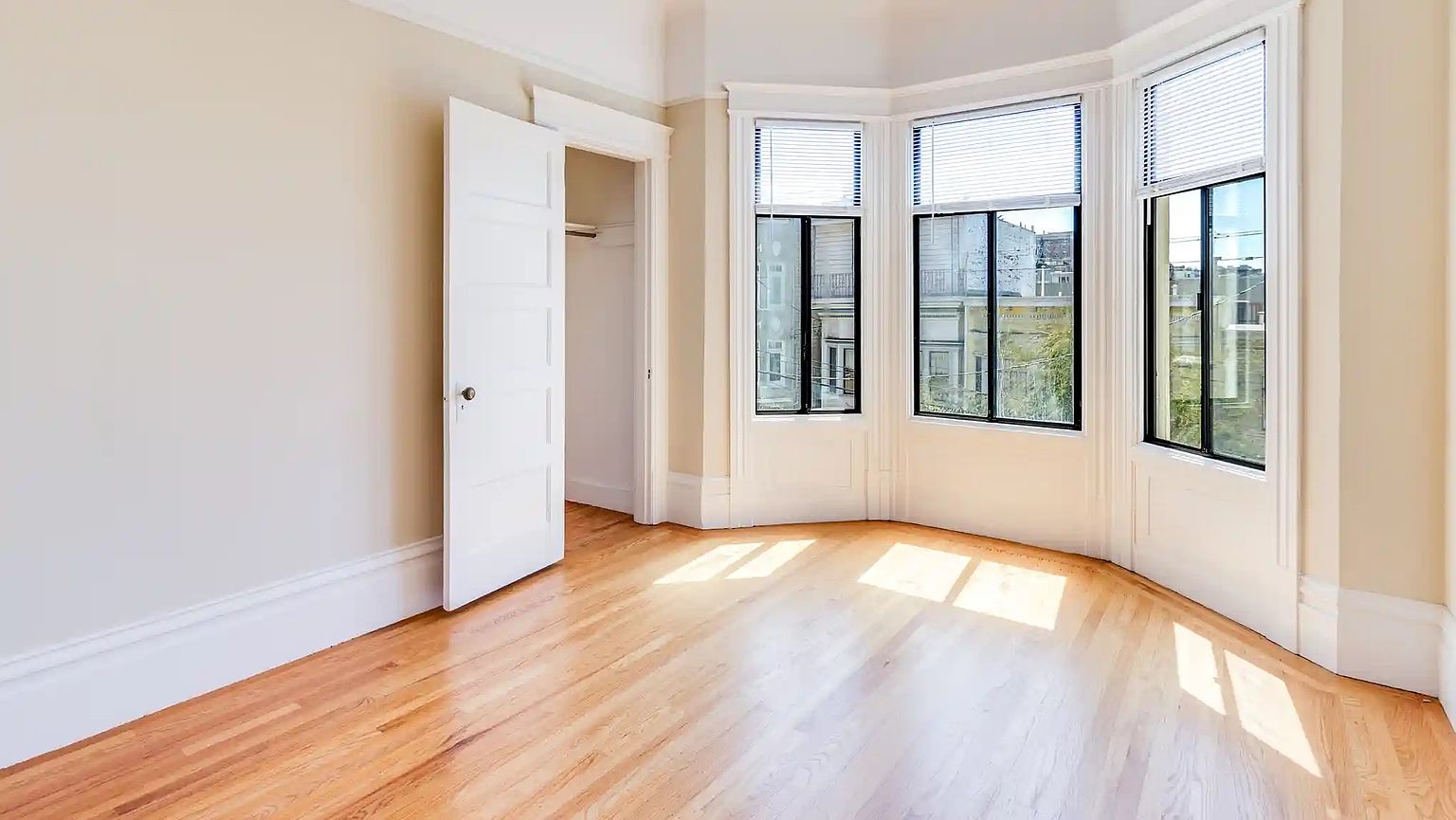 2104 Larkin St photo 3