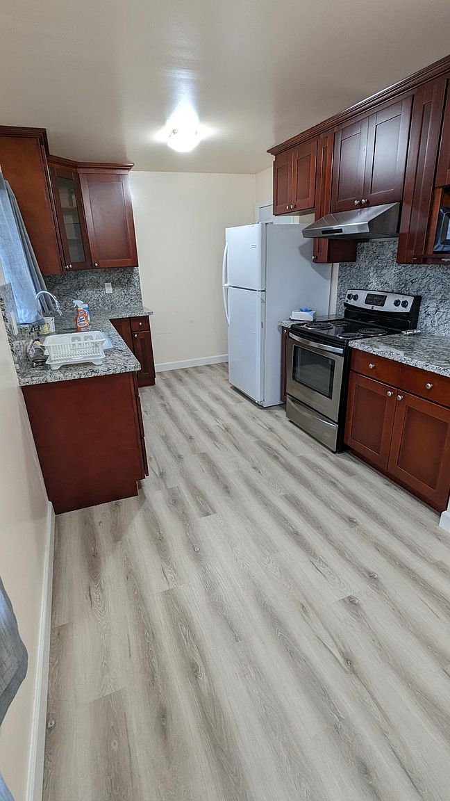 194 Roxbury St photo 5