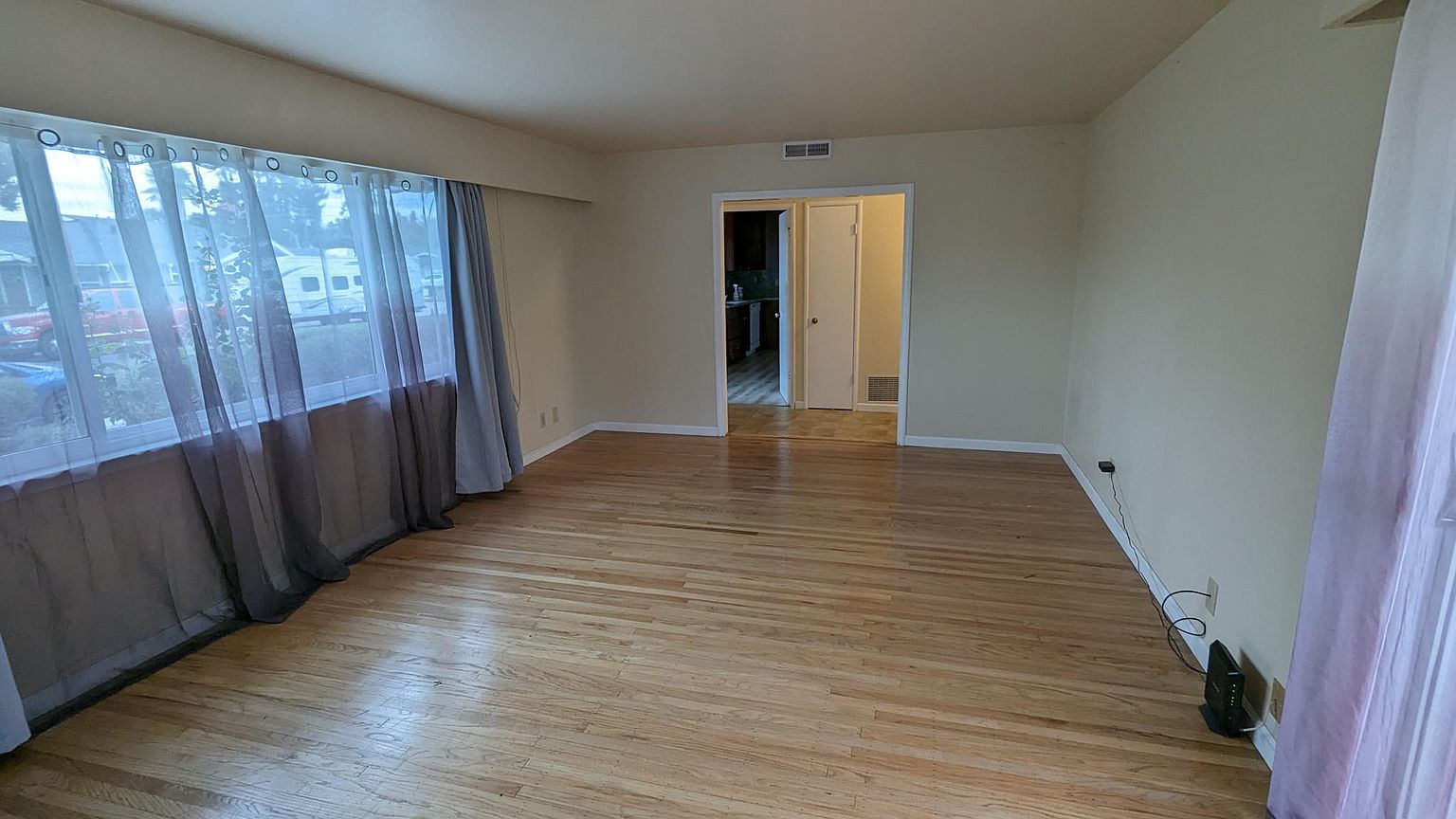 194 Roxbury St photo 2