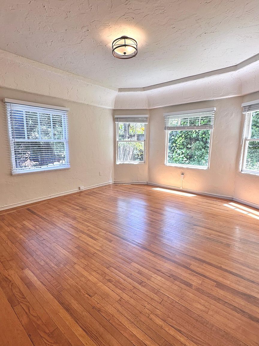 468 Stow Ave photo 4