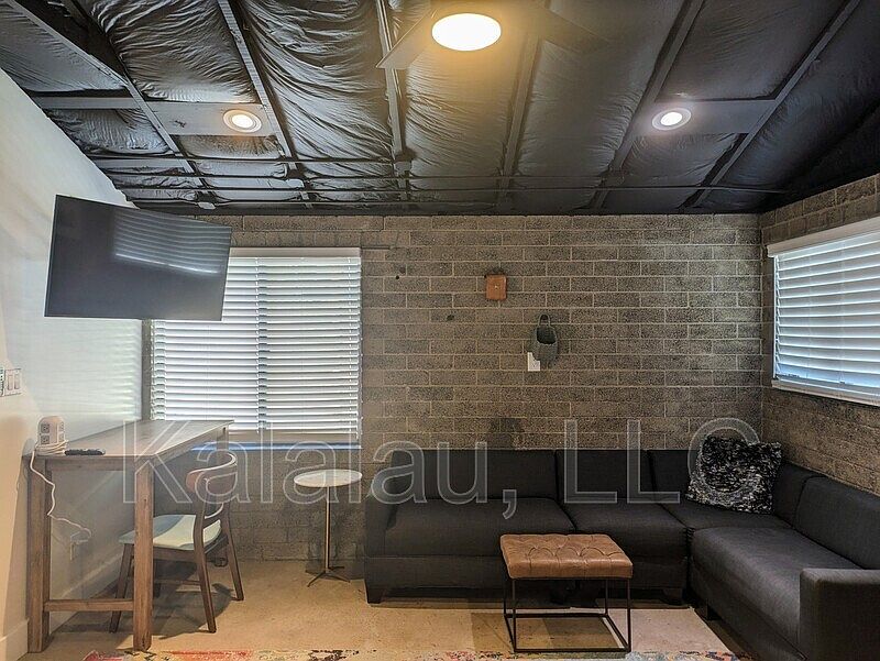1049 E Weber Dr photo 2