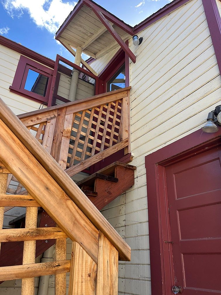 417 Parquet St photo 2