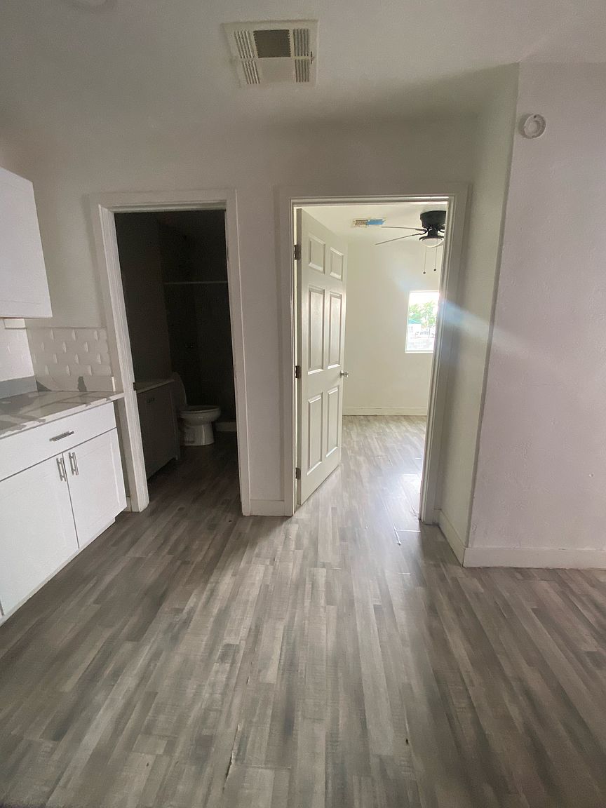 1802 W Vogel Ave photo 5