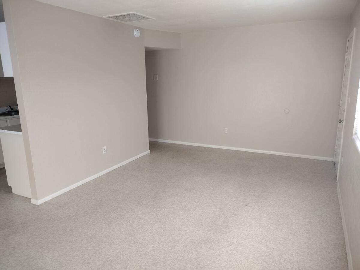 1090 N Kevins Pl photo 3
