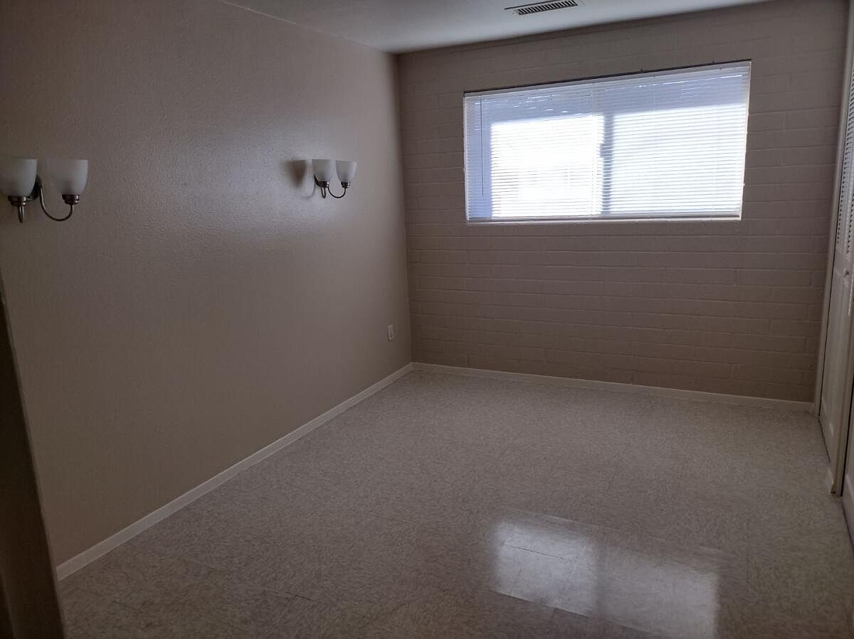 1090 N Kevins Pl photo 4