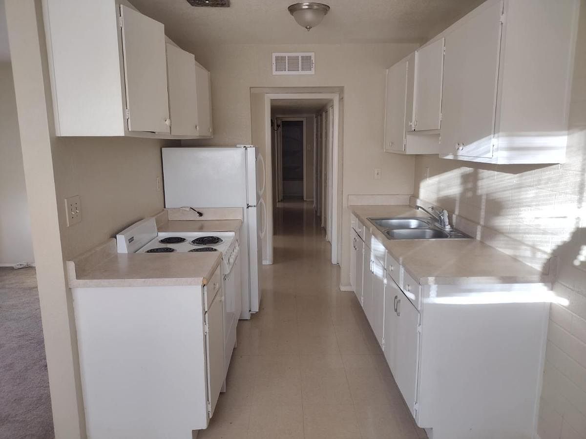 1090 N Kevins Pl photo 2
