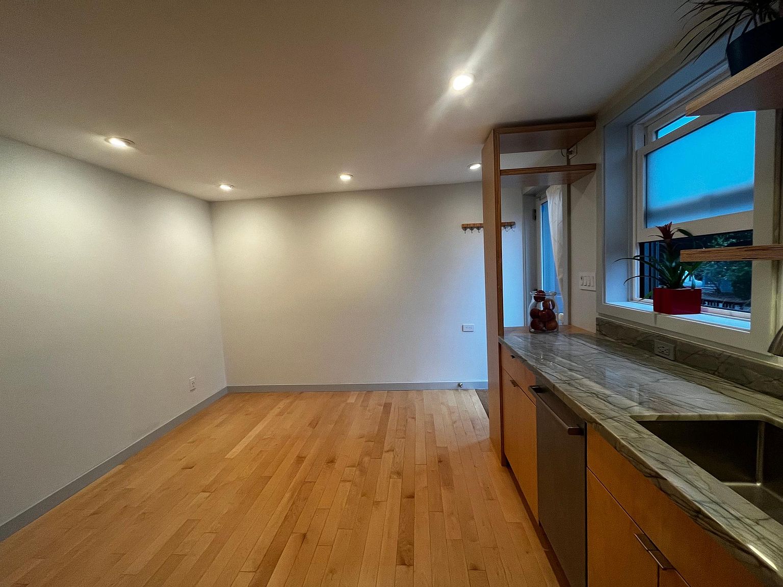 364 Sussex St photo 5