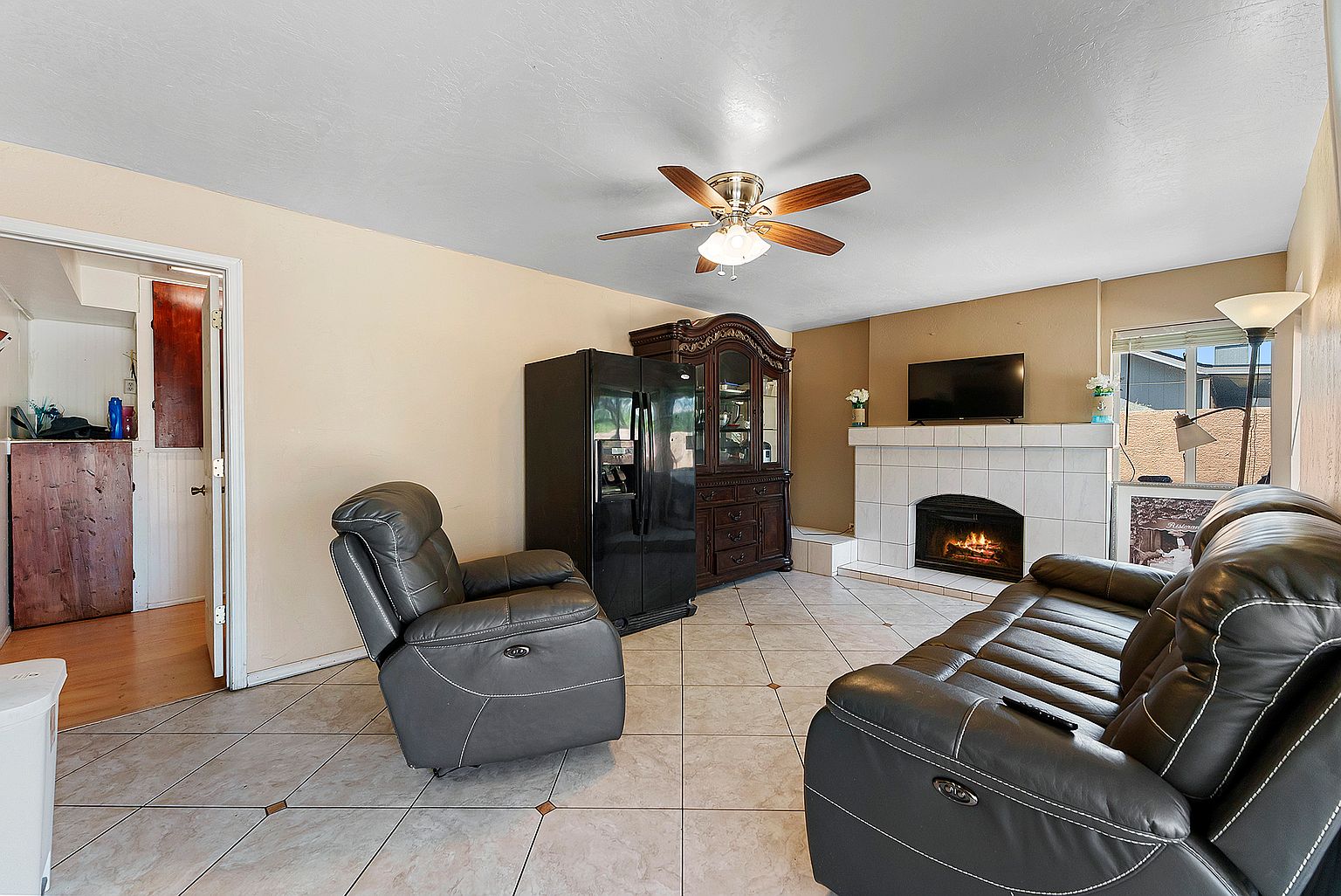 2326 E Folley St Room 1 photo 5