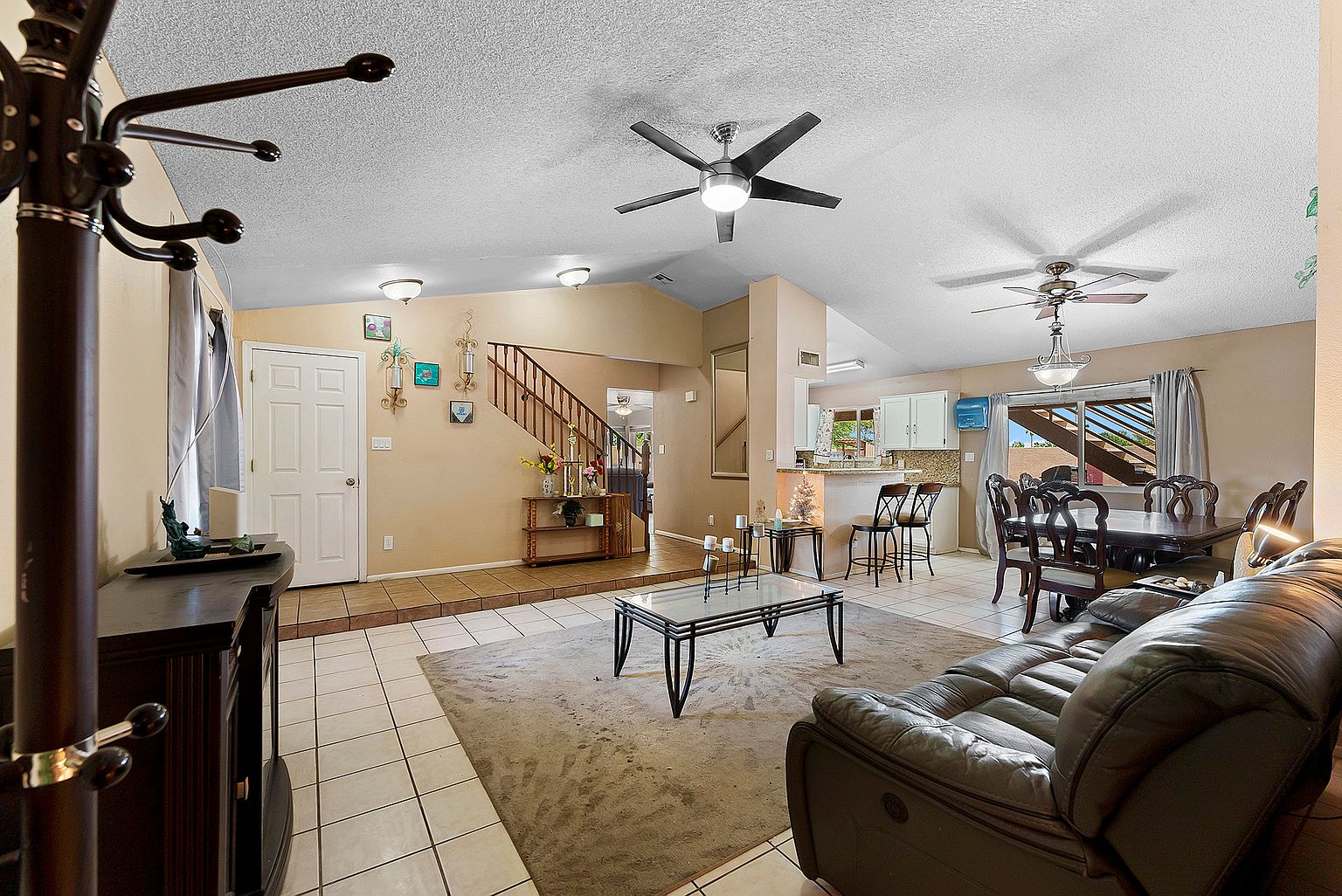2326 E Folley St Room 1 photo 2