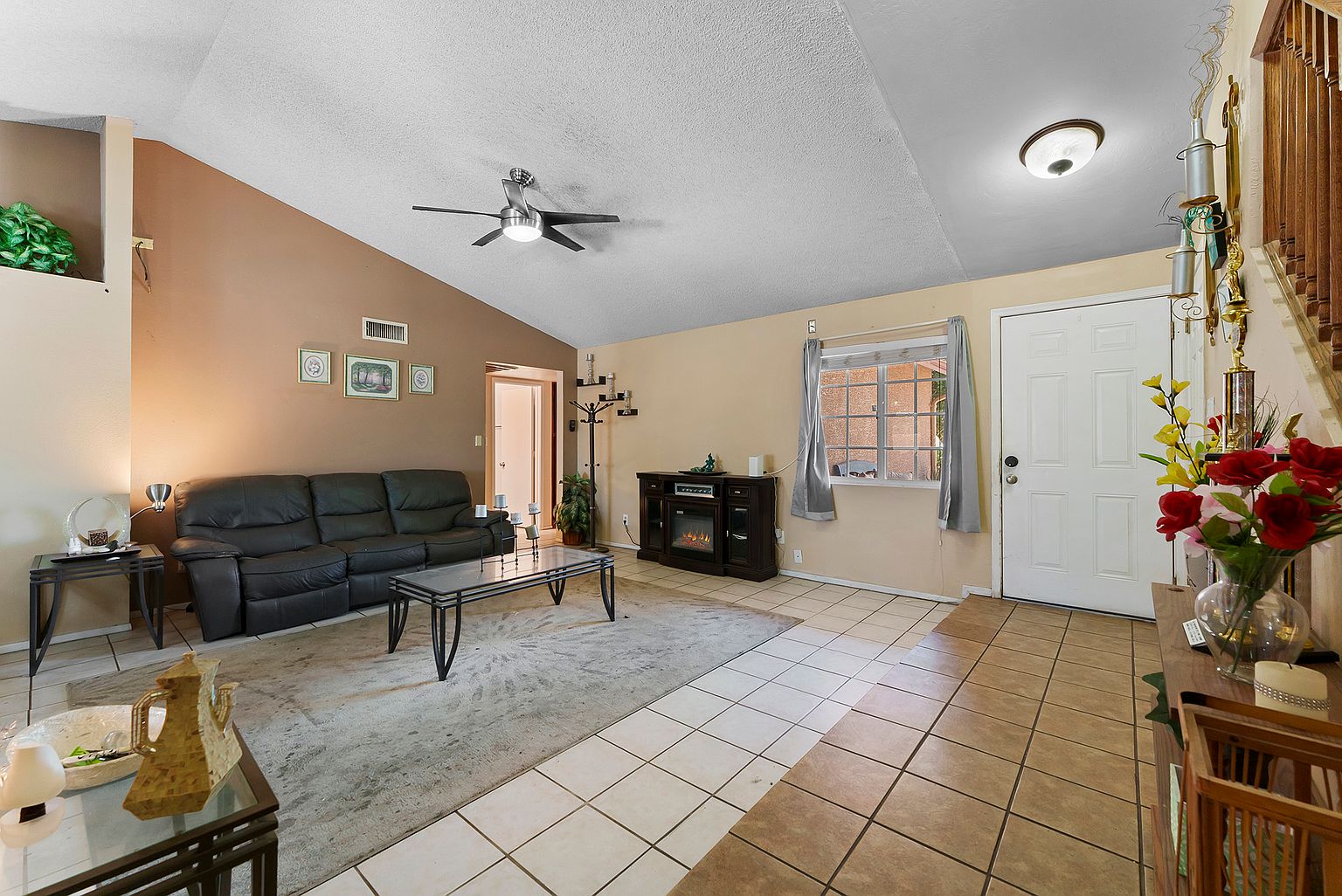 2326 E Folley St Room 1 photo 4