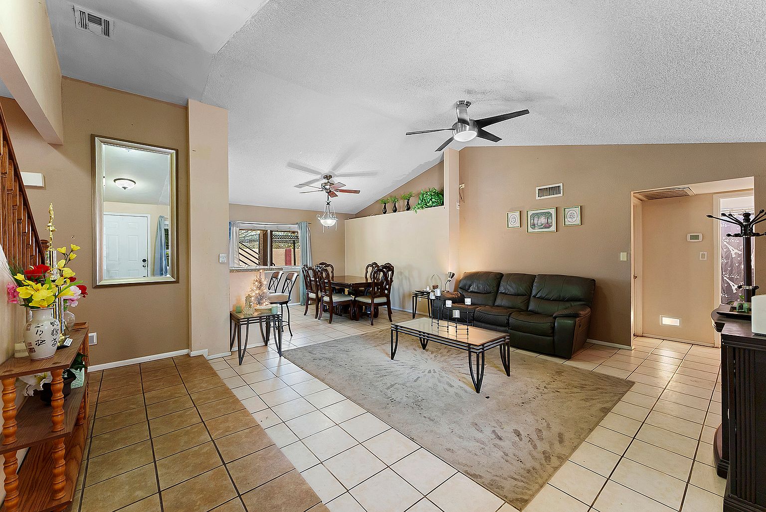2326 E Folley St Room 1 photo 3