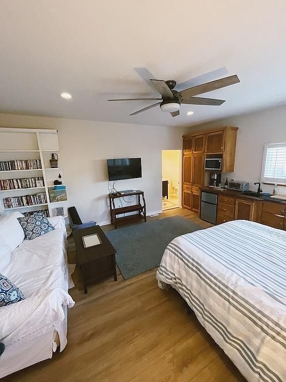 4664 Niagara Ave photo 2