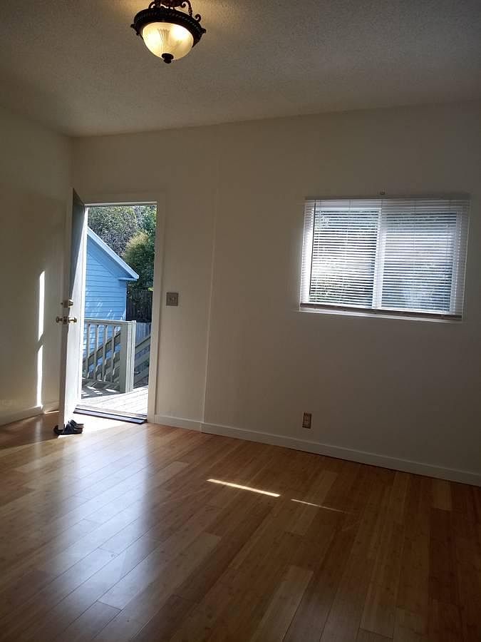 982 Bayview Ave photo 4
