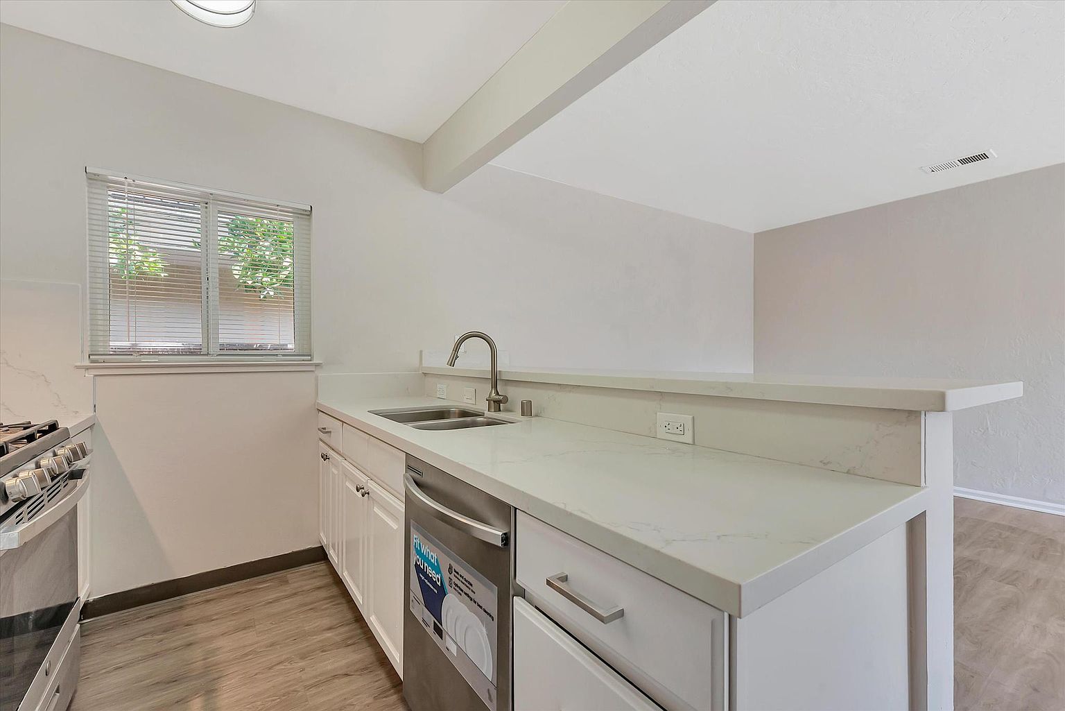 135 Lincoln Ave photo 4