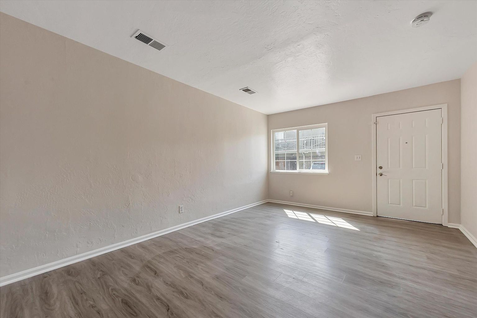 135 Lincoln Ave photo 2