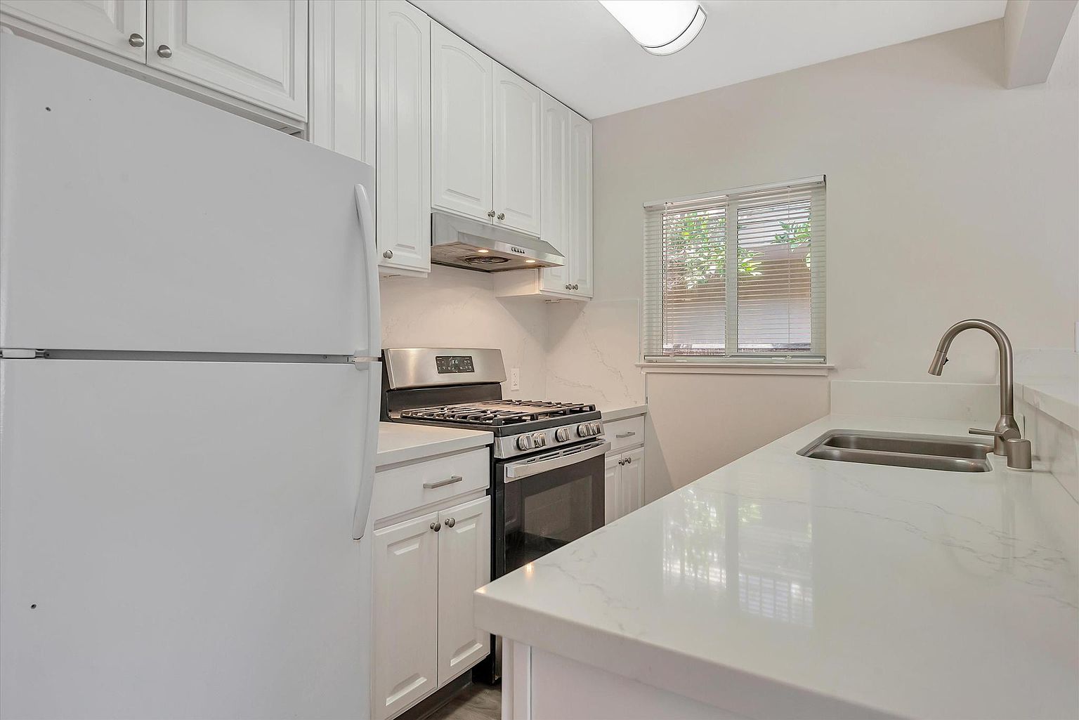 135 Lincoln Ave photo 3