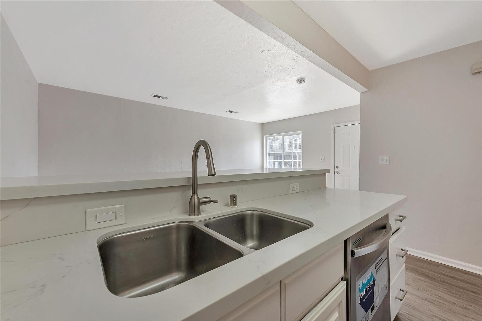 135 Lincoln Ave photo 5