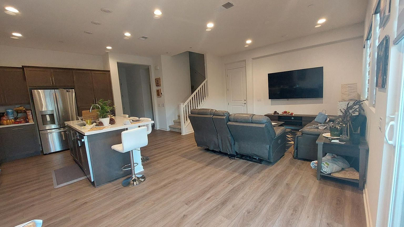 475 Clubhouse Dr photo 3