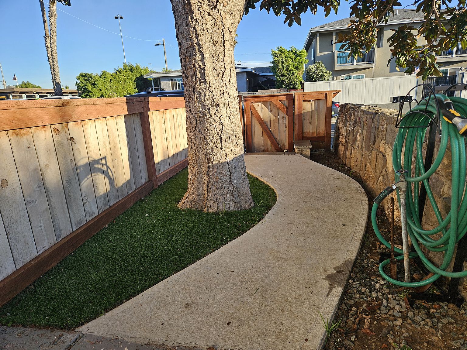 1424 Lemon St photo 3