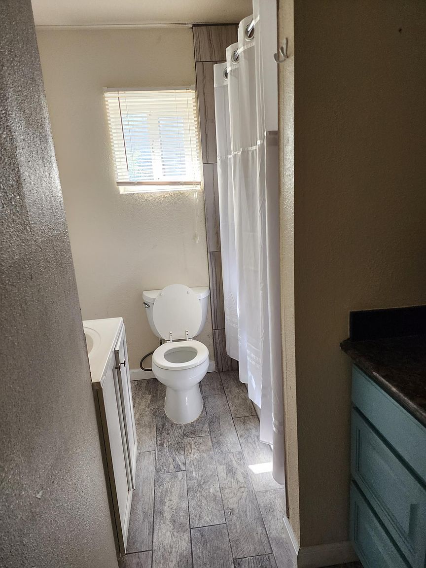 1627 Pomona St photo 2