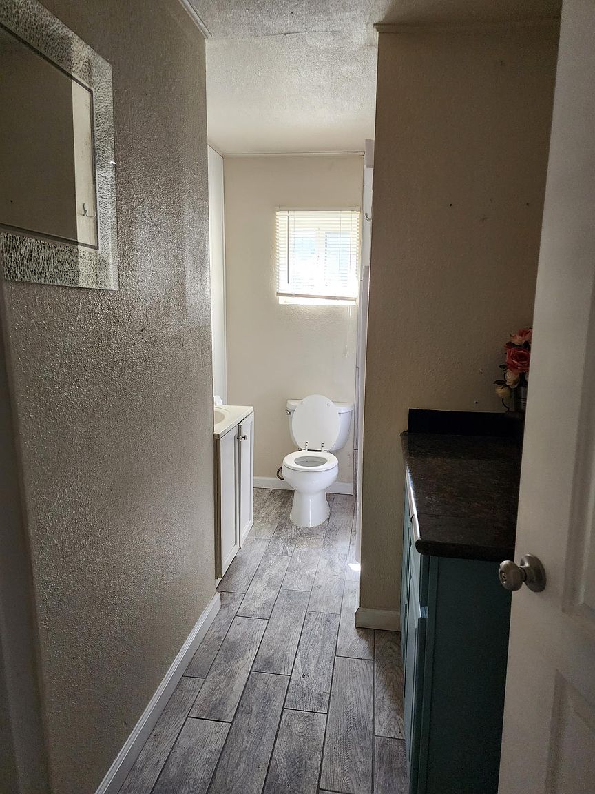 1627 Pomona St photo 3