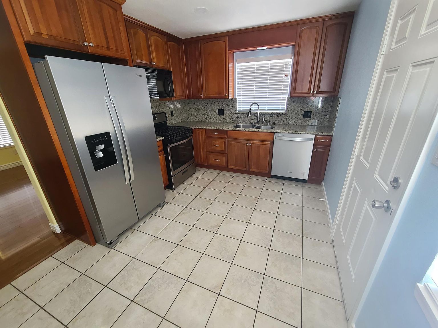 381A Elizabeth Ct photo 3