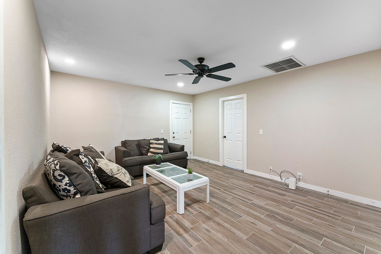 2228 W Enid Ave Room 4 photo 2