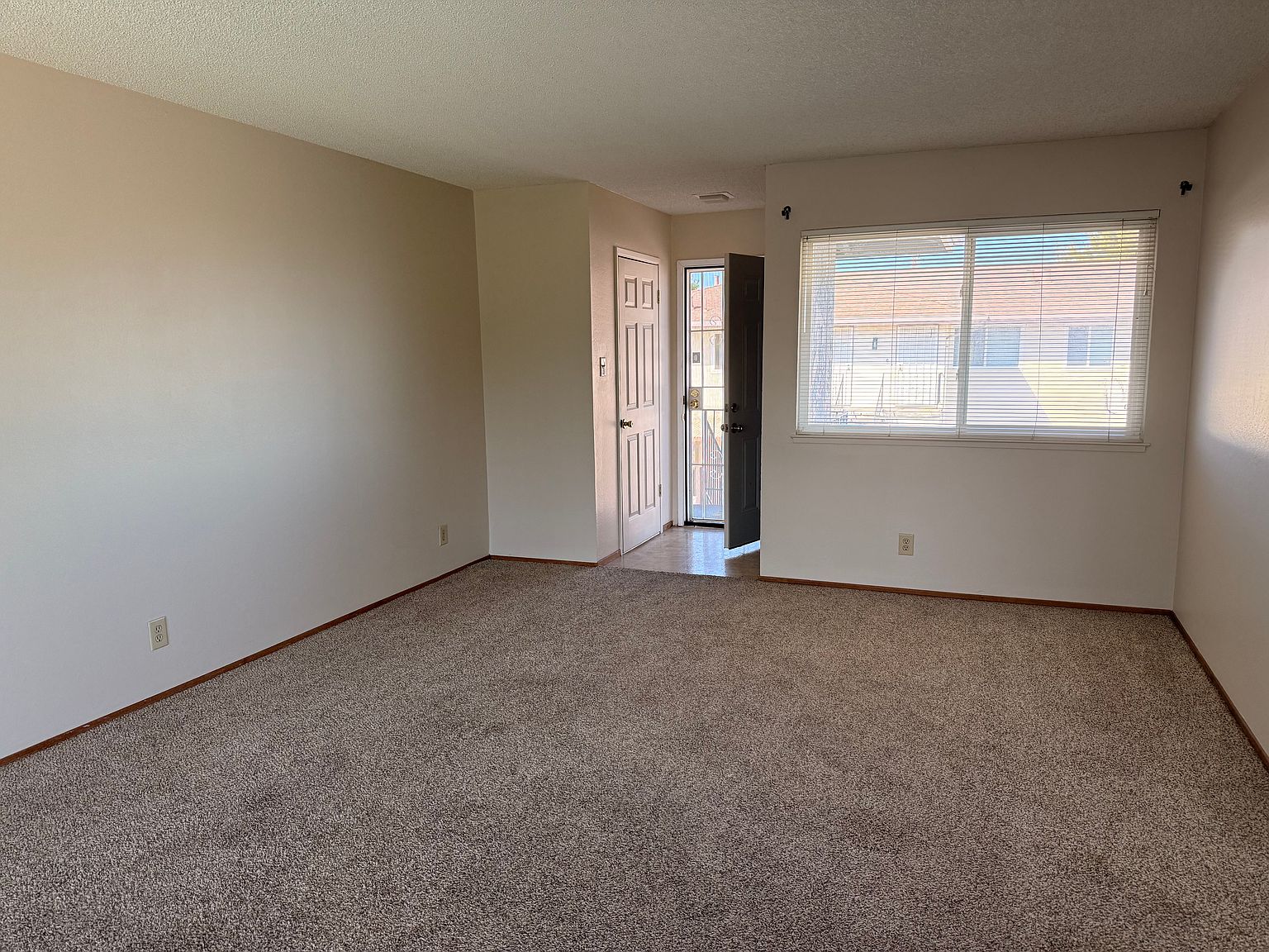 150 Yorkshire Ct photo 3