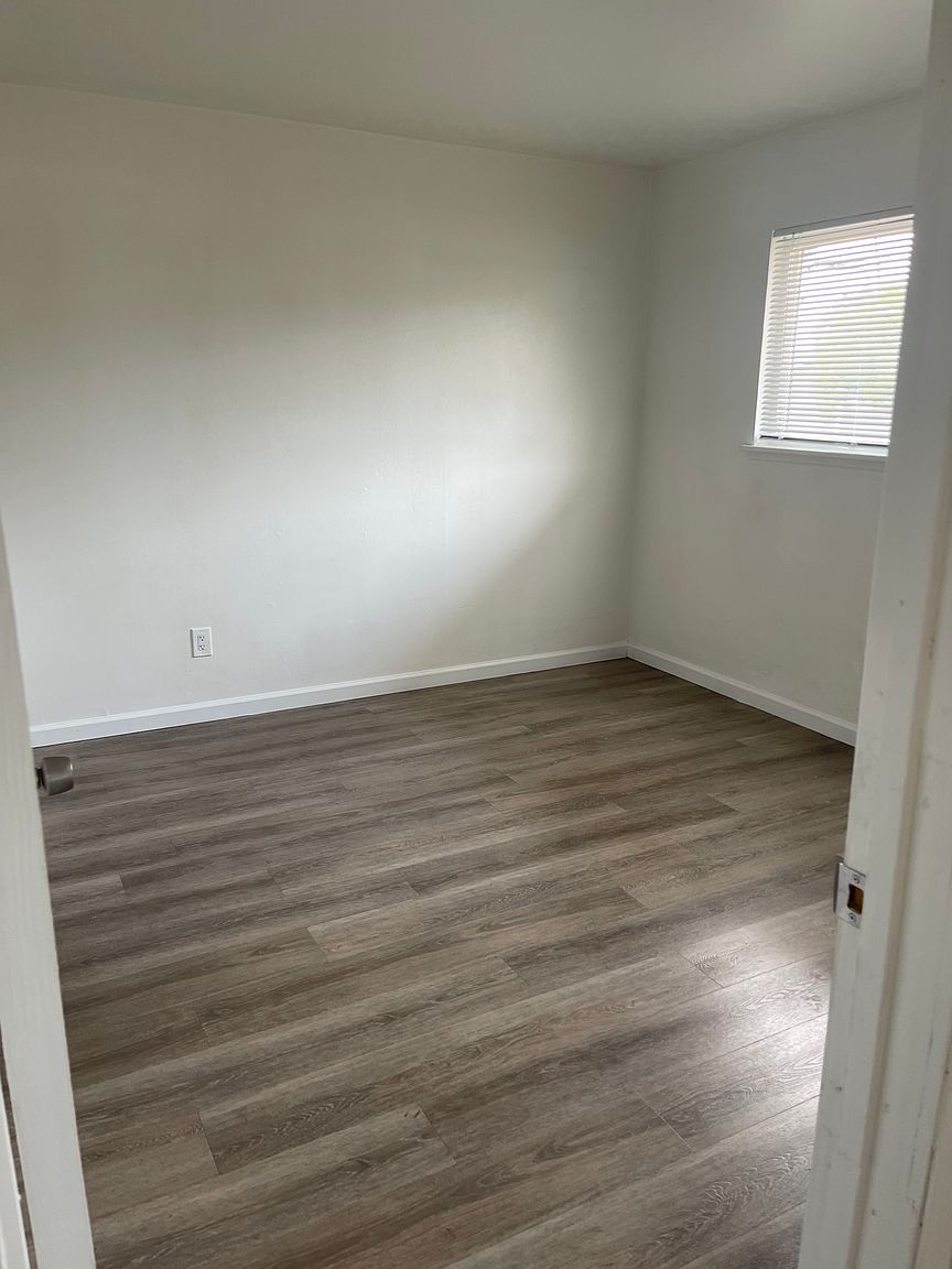 683 Memorial Way photo 3