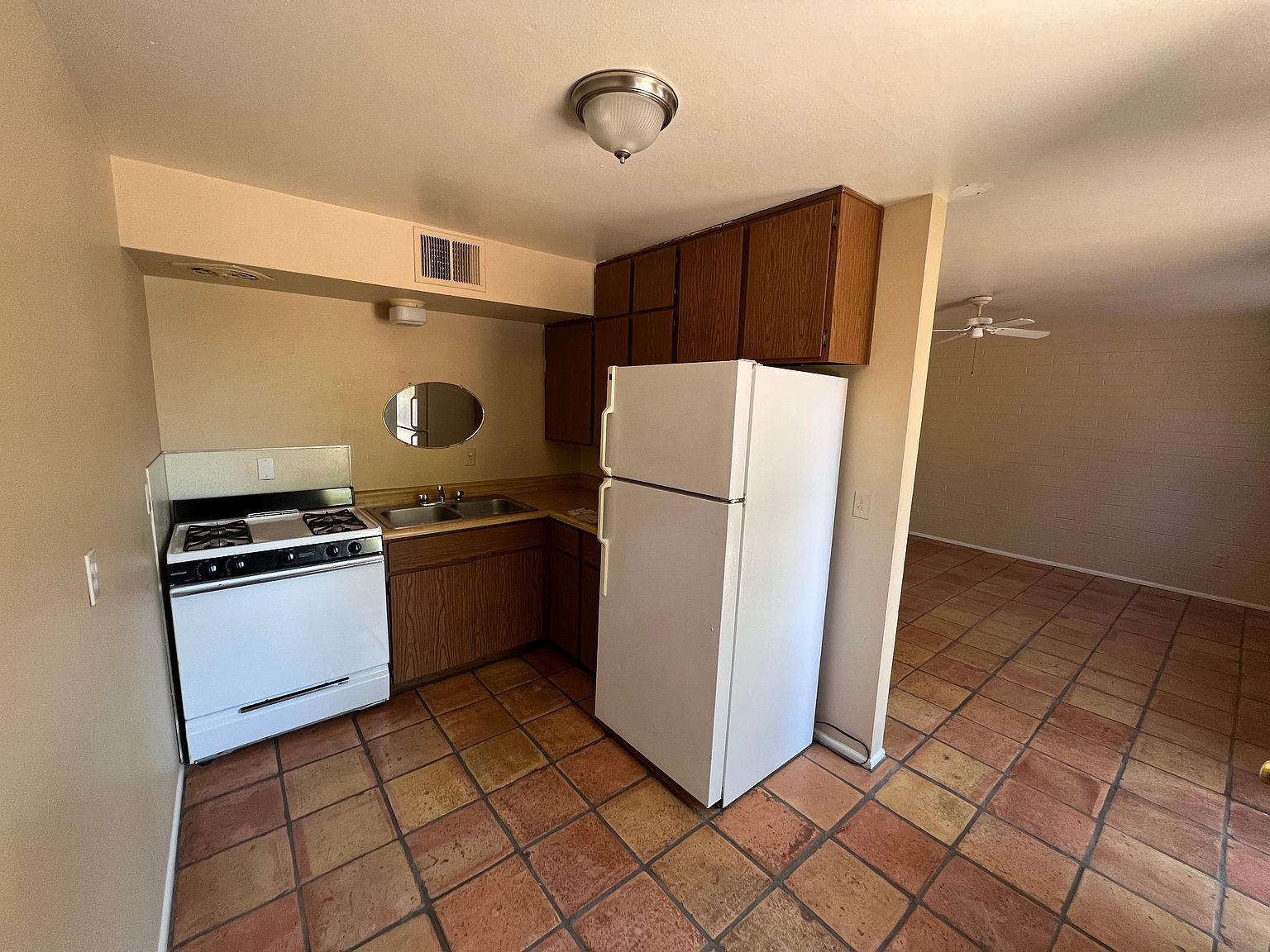 426 W Howe St photo 3