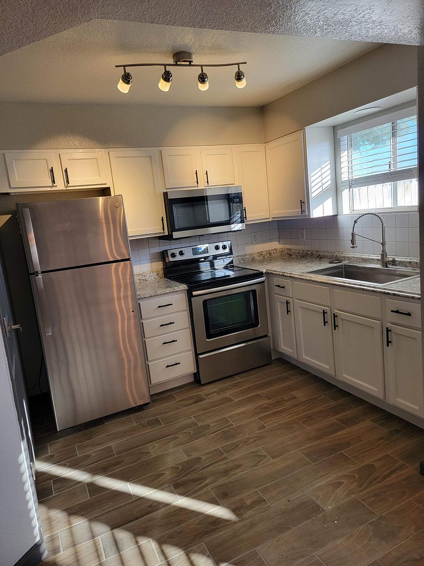 1766 E Pepper Cir photo 2