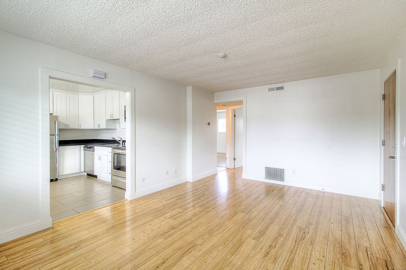 2 beds  1.0 baths (833 sqft) photo 3