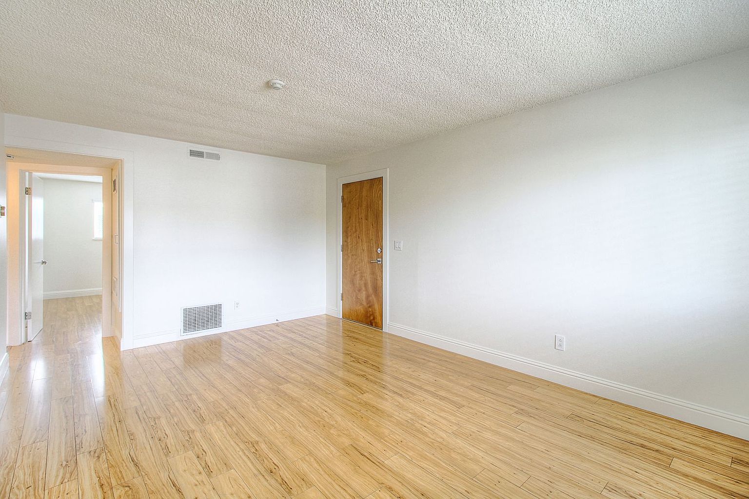 2 beds  1.0 baths (833 sqft) photo 4