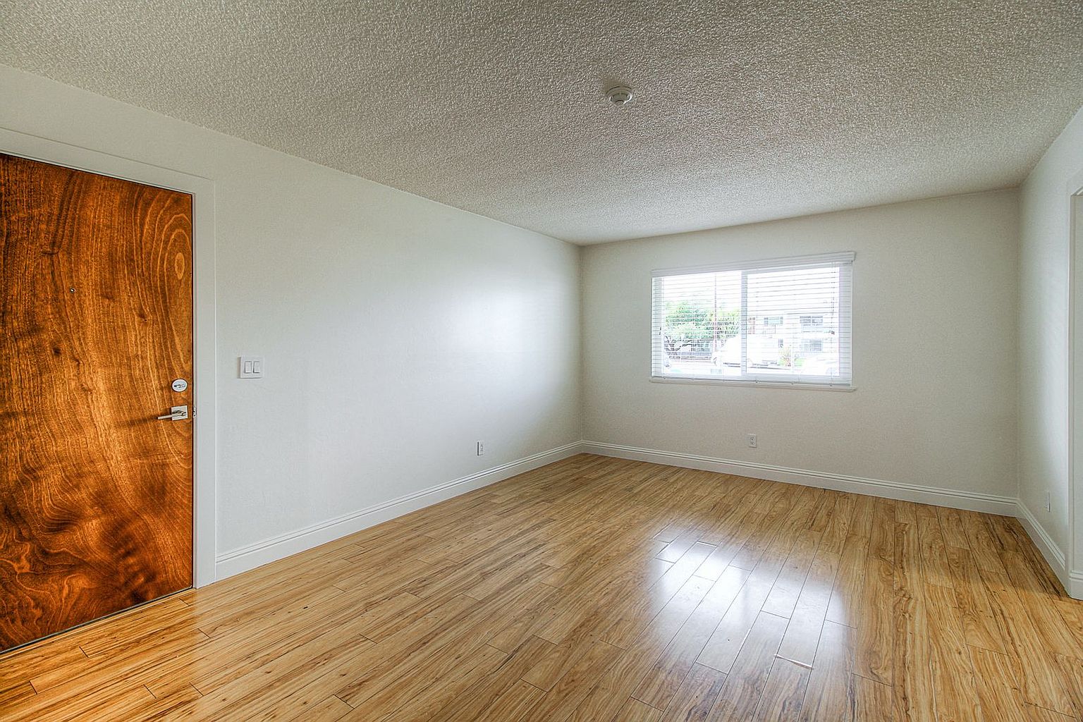 2 beds  1.0 baths (833 sqft) photo 5