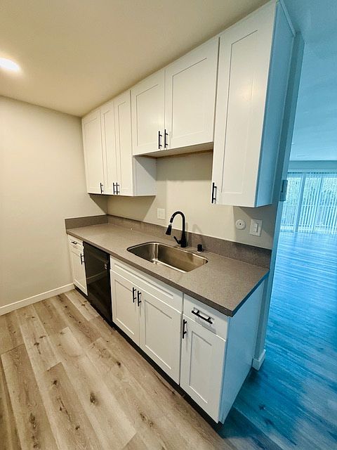 2121 Mission Ave photo 2