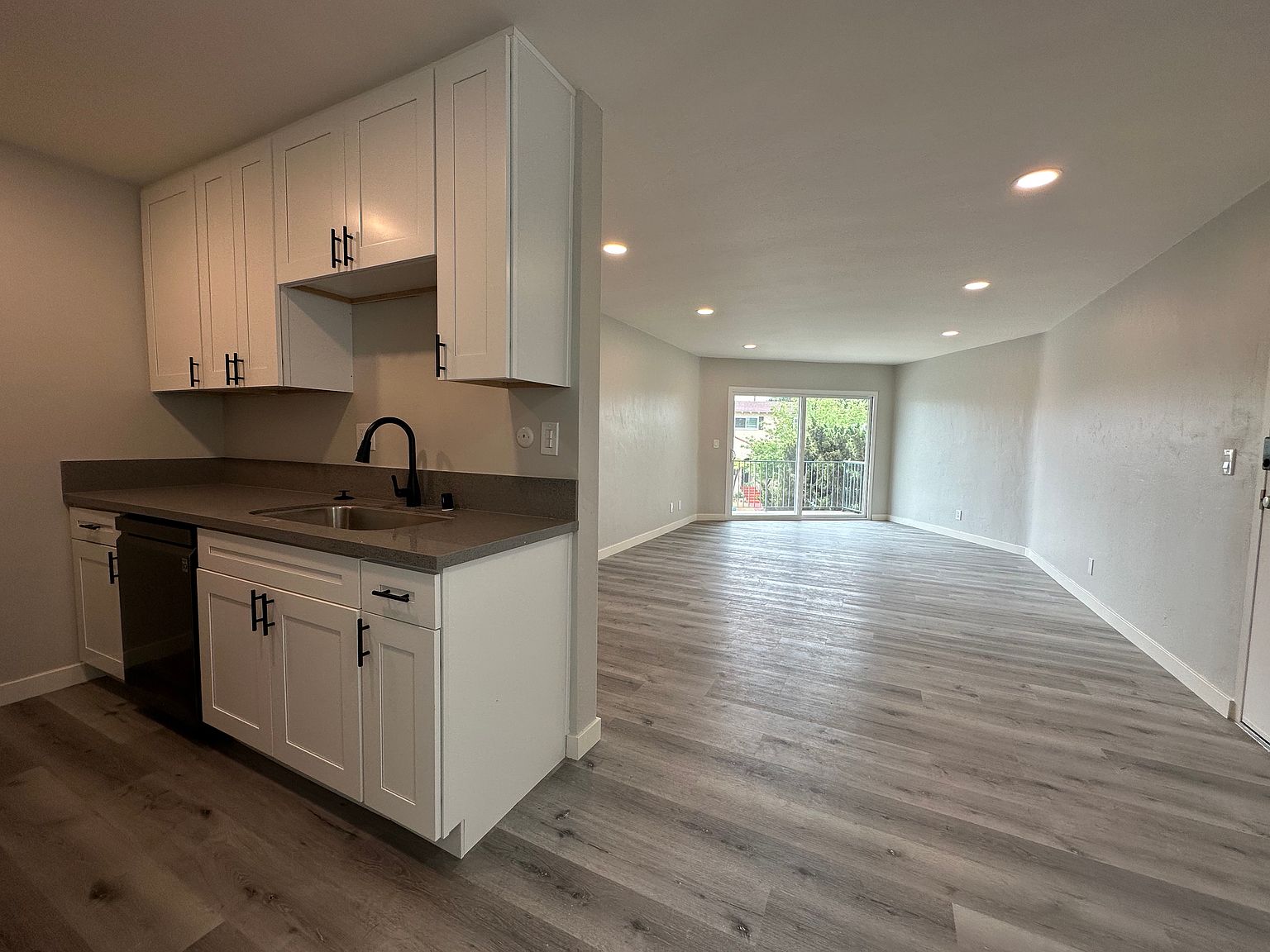 2121 Mission Ave photo 4