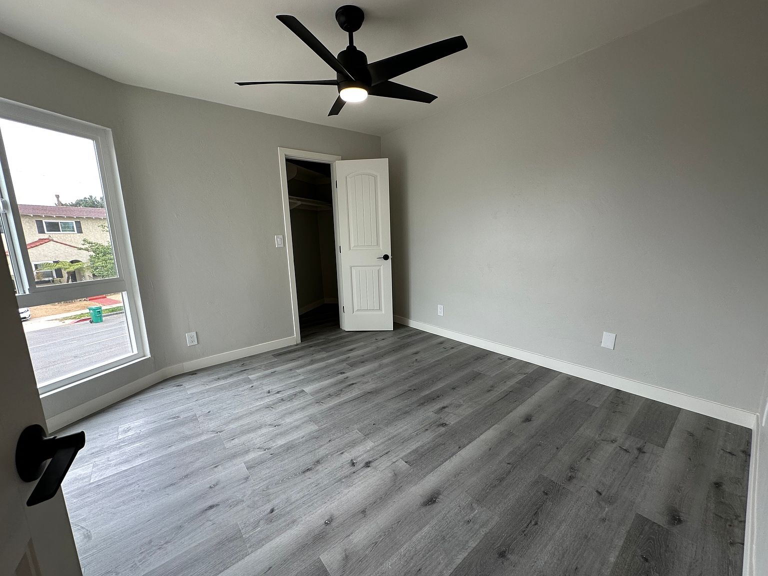 2121 Mission Ave photo 5