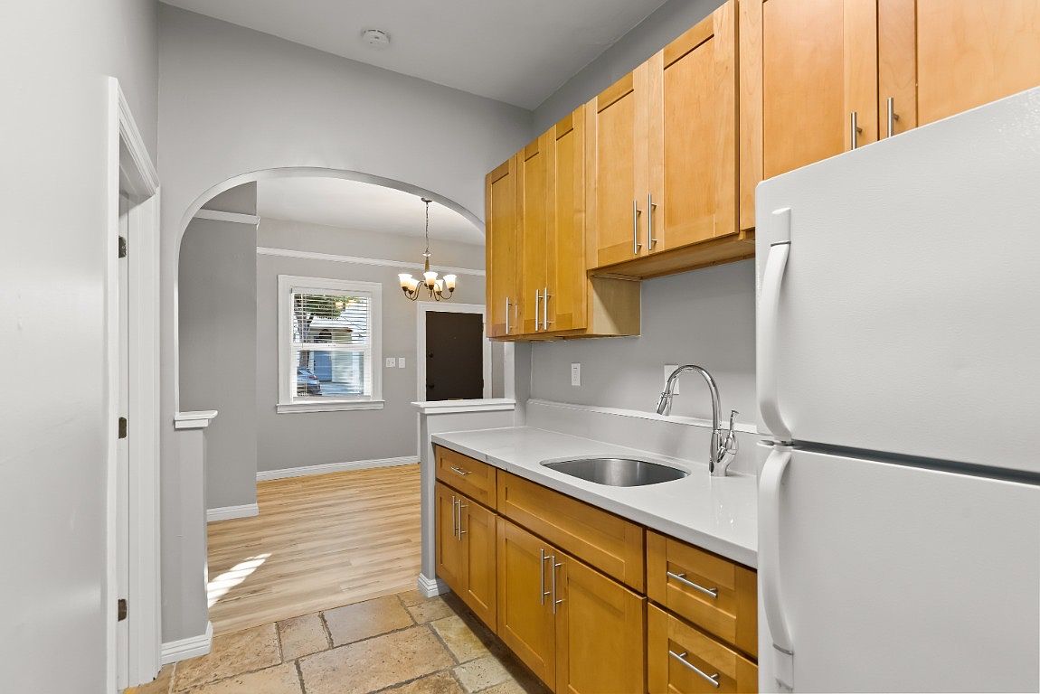 1235 Stanford Ave photo 3