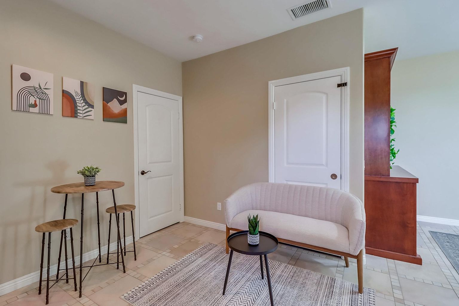 2581 Tokalon Ct photo 4