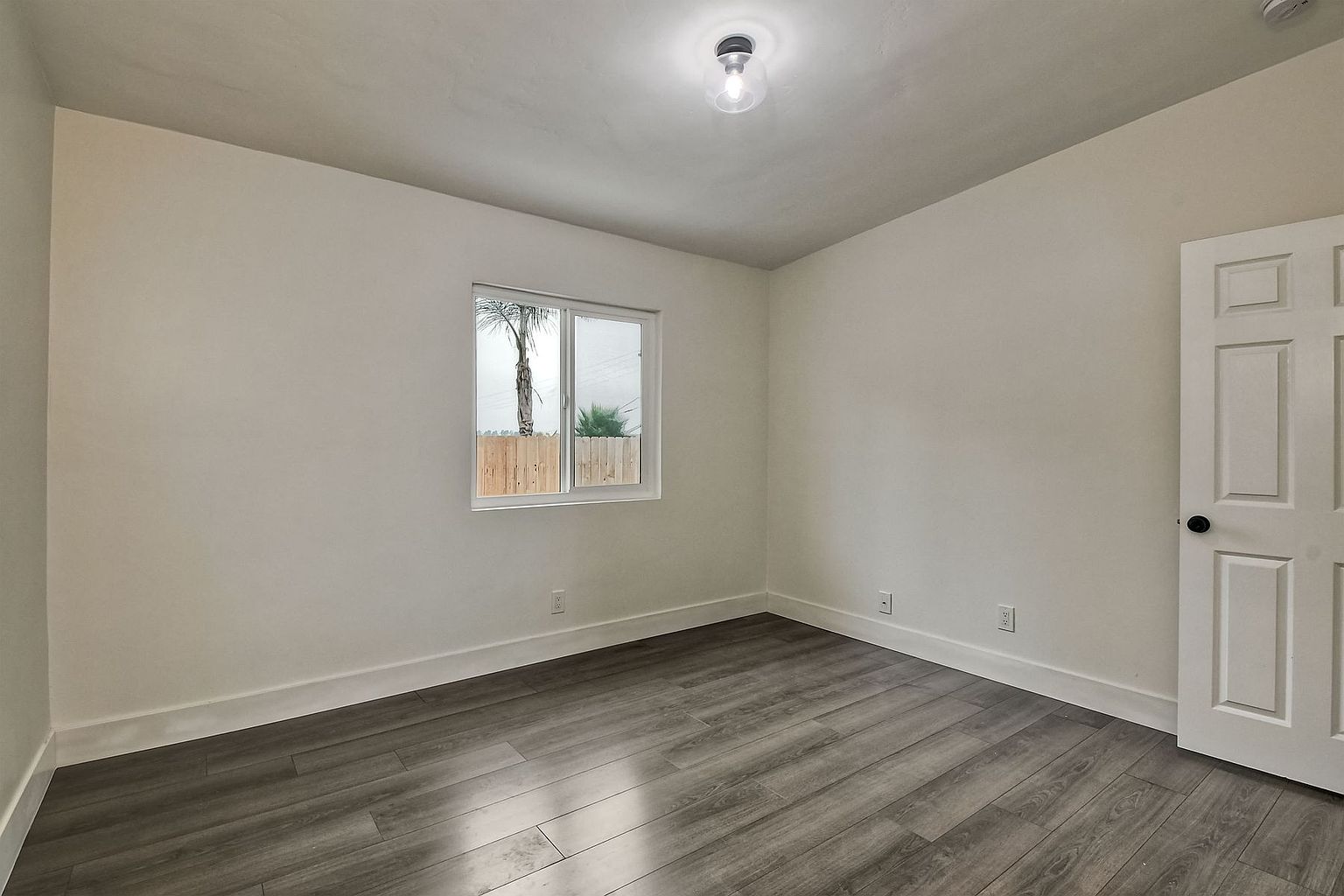476 Palm Dr photo 3