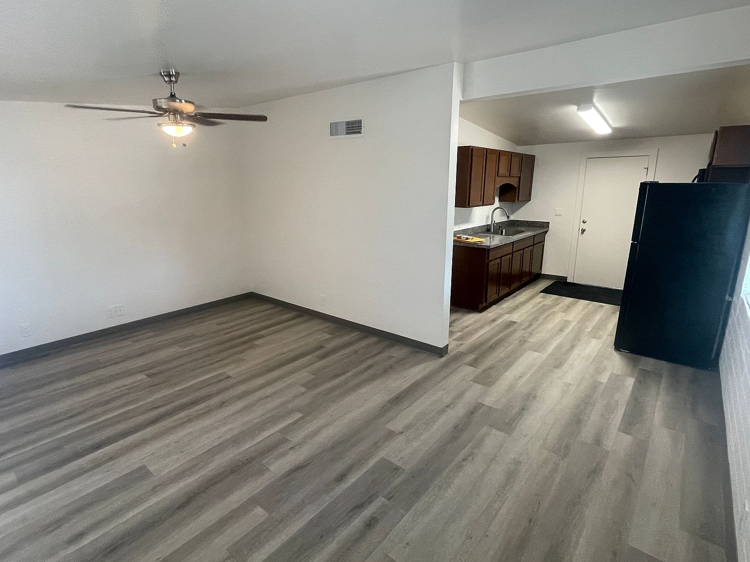551 S Hobson photo 4