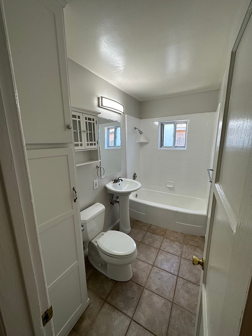 2852 Broadway photo 2
