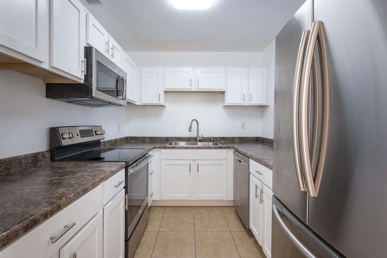 1043 E Maryland Ave photo 4