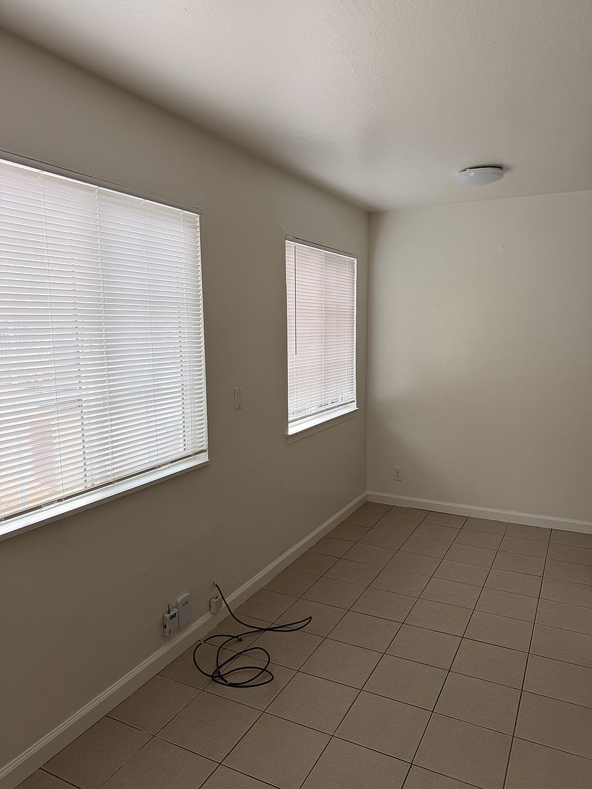 2207 Bonar St photo 4