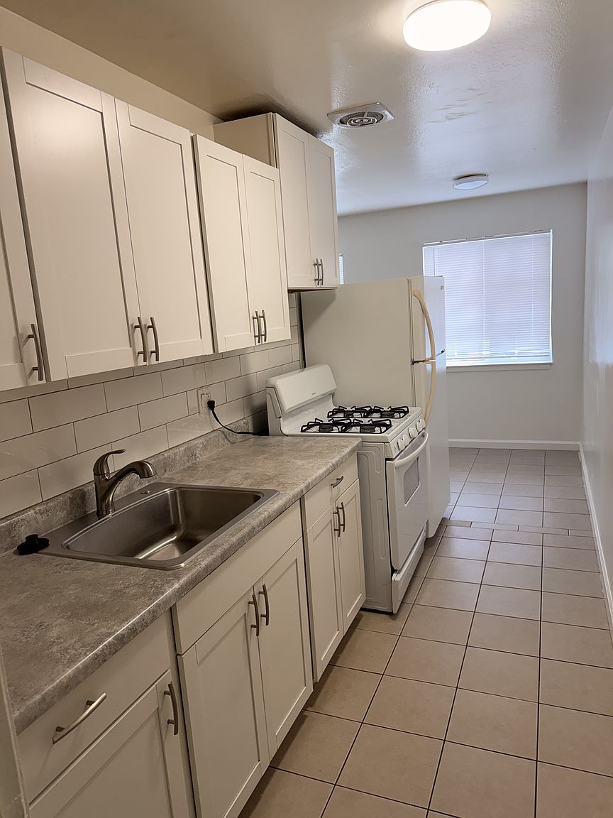2207 Bonar St photo 5