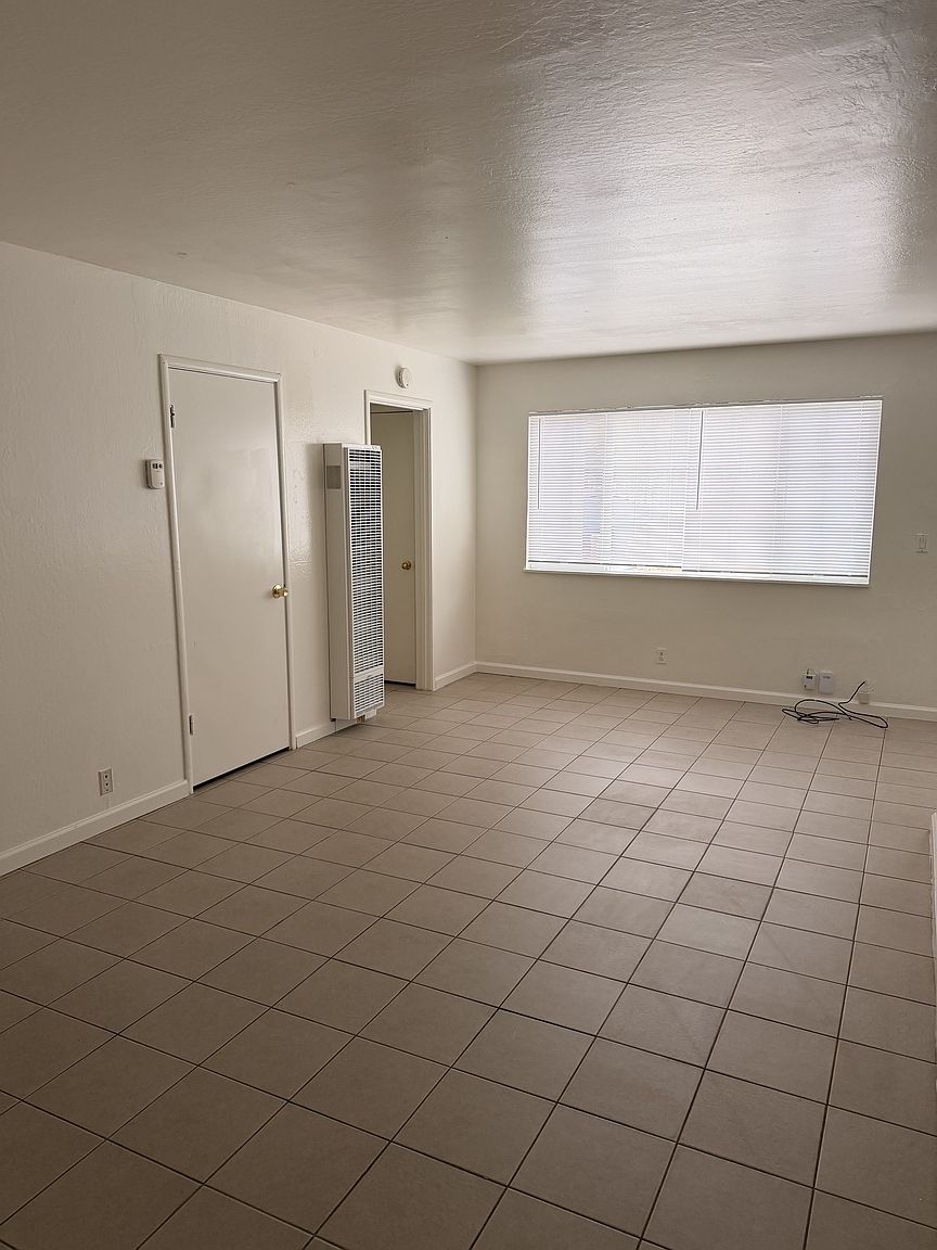 2207 Bonar St photo 2
