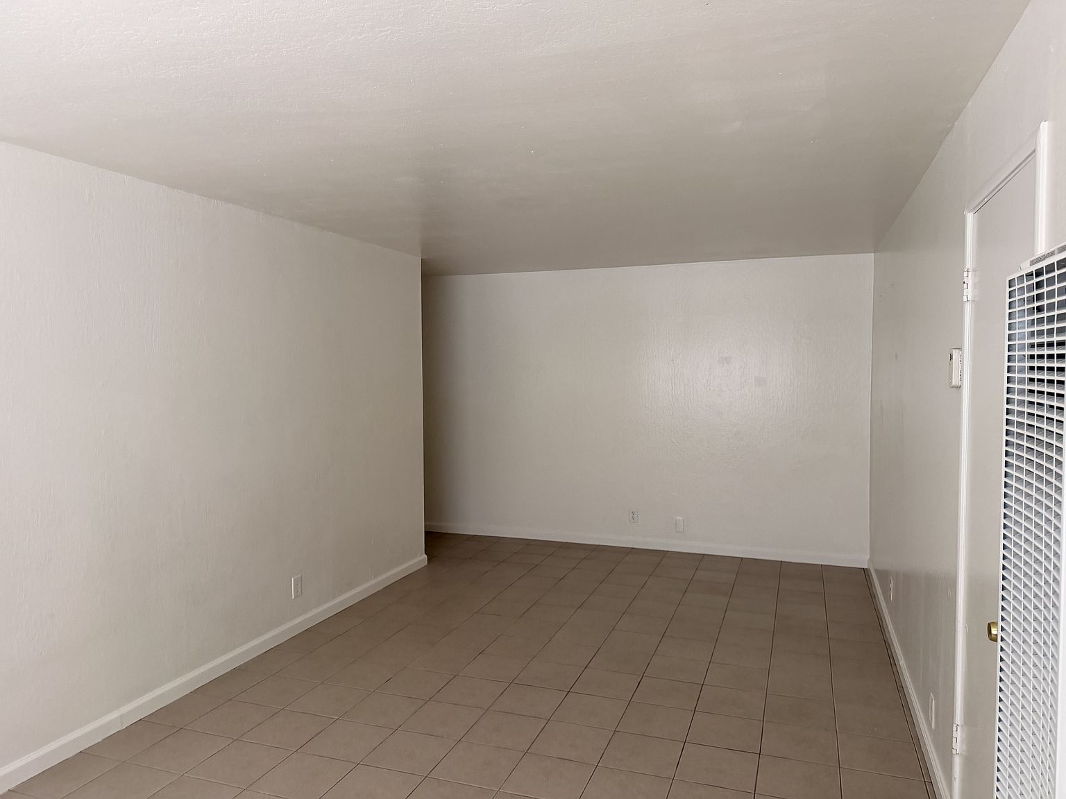 2207 Bonar St photo 3